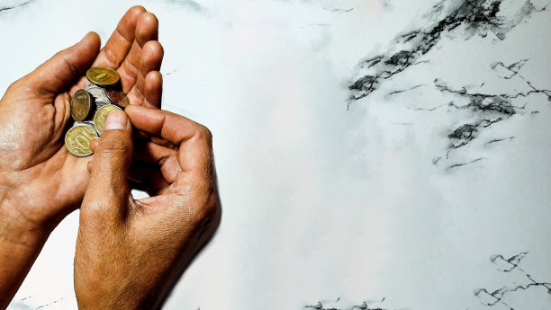 女人的手数硬币，复印空间图片下载