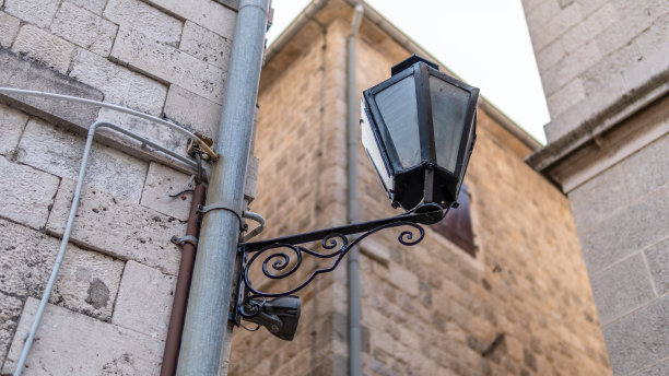 灯火通明的城市，拱形入口的房子里灯火通明。库存照片图片下载