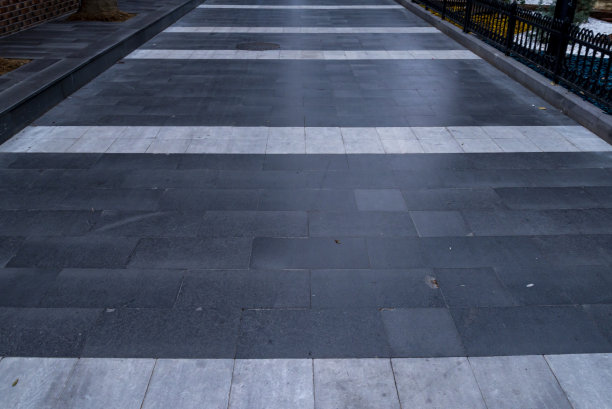 白色条纹的大理石小路。光线落在路上。适合于背景的图像图片下载