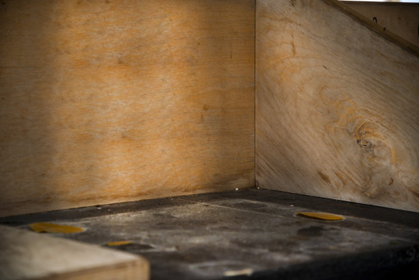 一个看起来像舞台的木制盒子。舞台灯光照在中间图片下载