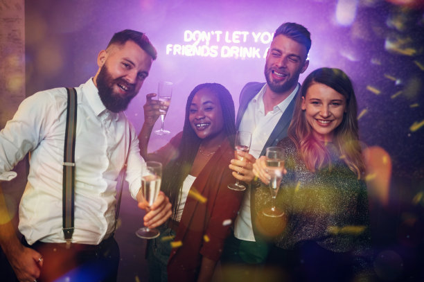 朋友们在俱乐部的派对上跳舞，喝着香槟图片下载