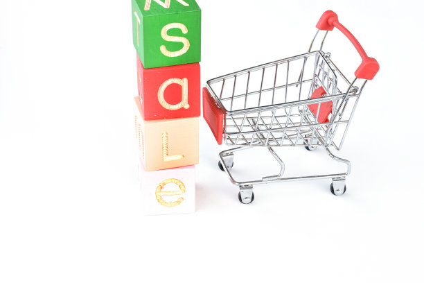 购物车和白色背景上的“SALE”字样图片下载