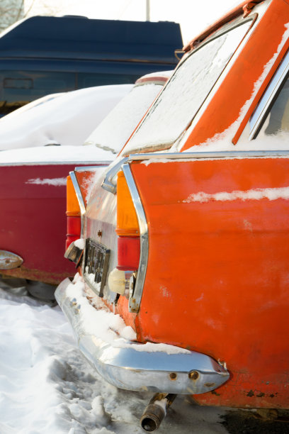 破旧的红色复古车停在冬天的雪背景在霜冻的冬日图片下载