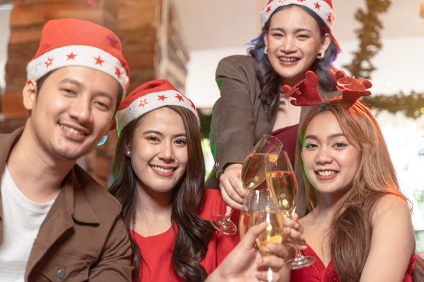 漂亮的亚洲朋友男女聚会庆祝。幸福朋友平安夜庆功晚宴配美食香槟酒。人们在快乐的时刻谈笑风生。图片下载