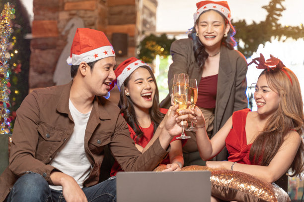 漂亮的亚洲朋友男女聚会庆祝。幸福朋友平安夜庆功晚宴配美食香槟酒。人们在快乐的时刻谈笑风生。图片下载