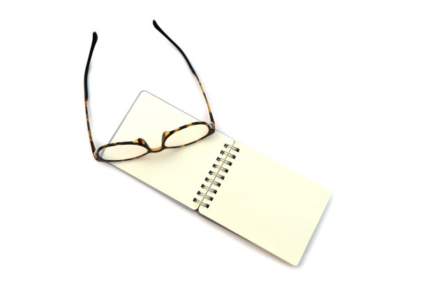 带眼镜的空白记事本图片下载