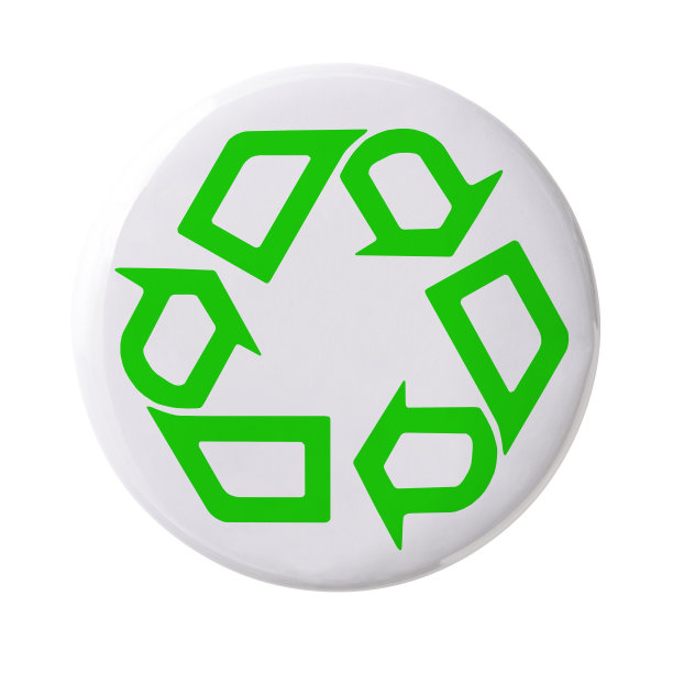 白色徽章与绿色回收符号在白色背景上的孤立镜头图片下载