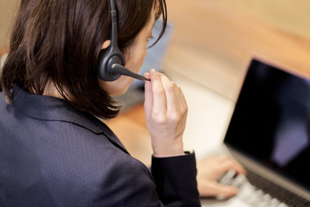 亚洲商务人员在客户中心回应图片下载