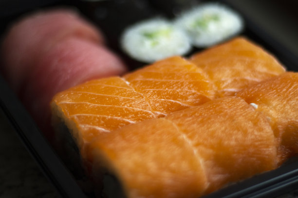 与三文鱼寿司。亚洲美食。餐厅的海鲜。图片下载