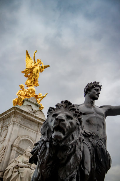 狮子、人类和金色天使的雕像图片下载