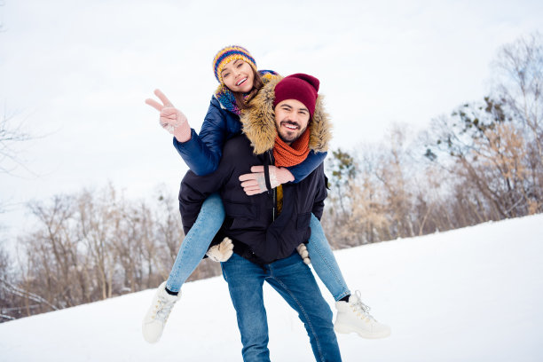 正面男人的照片，向后拉有吸引力的愉快的女士手指显示v字穿围巾靴子周末户外图片下载