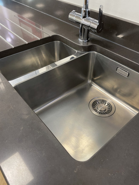 现代形象，不锈钢厨房水槽，1.5碗水槽和集成排水板，不锈钢，单杠杆整体搅拌机龙头，高架视野，聚焦前景图片下载
