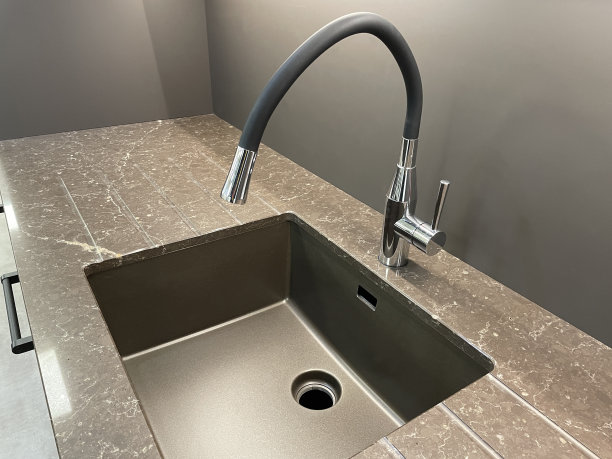 近景现代，矩形，青铜色调的厨房水槽，集成的棕色槽花岗岩排水板，黑色橡胶全方位，单杆厨房水龙头图片下载