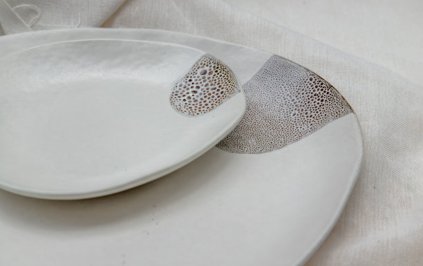 详细的白色板上印花布。图片下载