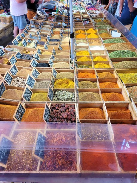 色彩斑斓的香料。图片下载