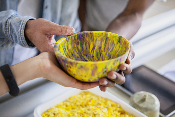 活动人士举着回收塑料碗的特写照片图片下载