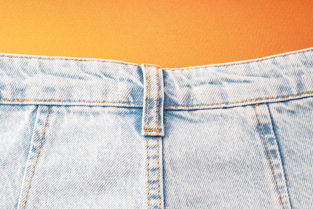 蓝色牛仔裤上的皮带环，特写镜头。牛仔布缝制元素，背景。牛仔裤质地图片下载