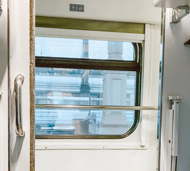 火车车厢内部。交通及旅游概念图片下载