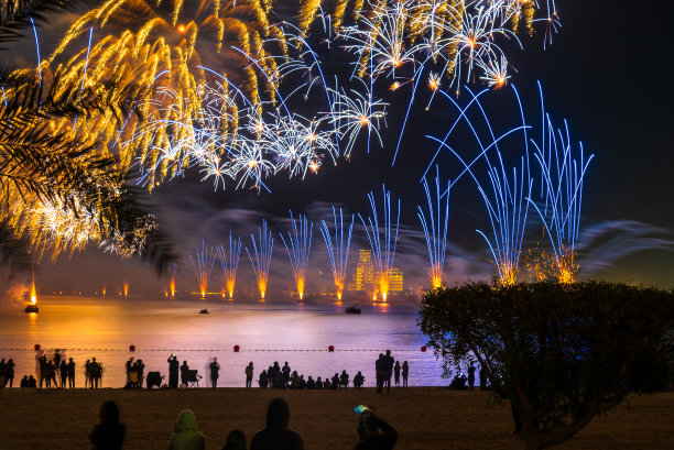 阿联酋哈伊马角马尔jan岛新年烟花表演图片下载