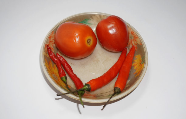 小碗里放红番茄和辣椒。图片下载
