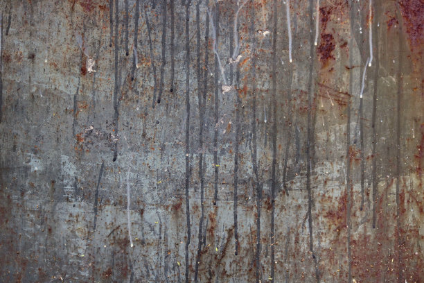 陈旧生锈的金属表面与灰色和棕色色调与滴落的潮湿槽-粗糙的风化纹理为垃圾背景图片下载