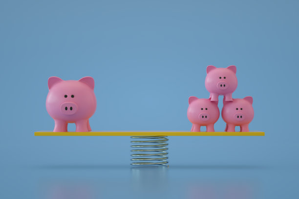 平衡板上的存钱罐图片下载