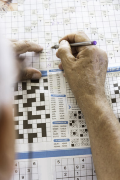 资深男士在玩填字游戏图片下载