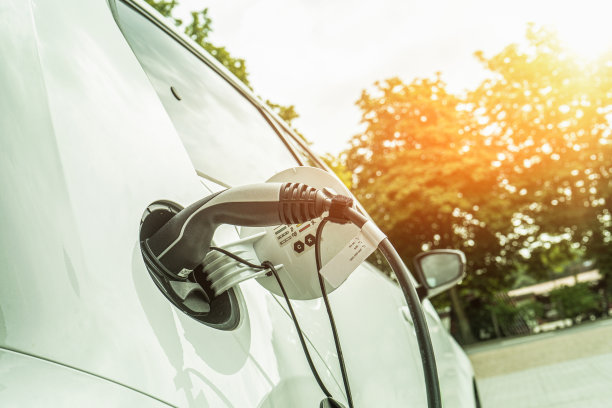 电动汽车在充电站图片下载