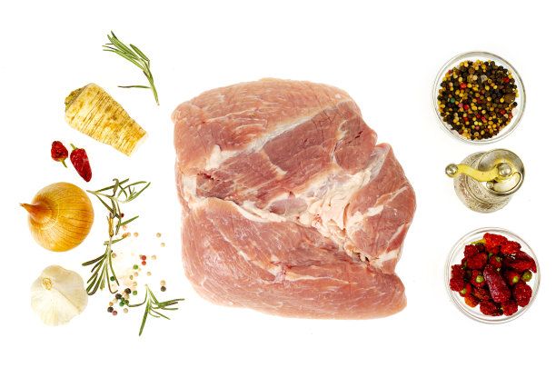 一块生鲜猪肉被隔离在白色的背景上。工作室的照片图片下载