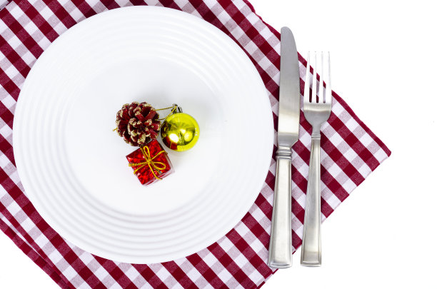 圣诞节和新年的概念。白色盘子，红色桌布。工作室的照片图片下载