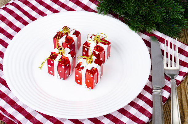 圣诞节和新年的概念。白色盘子，红色桌布。工作室的照片图片下载