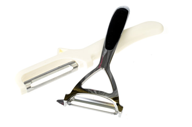 削皮器，清洗蔬菜和水果的厨房用具。工作室的照片图片下载