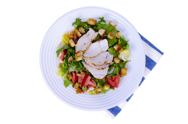 家里的厨房。蔬菜沙拉，鸡肉和面包丁。凯撒。工作室的照片图片下载