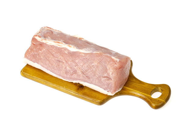 新鲜的粉红色生猪肉块，切在白色的背景上。工作室的照片图片下载