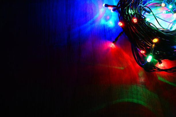 圣诞灯。美丽的彩色抽象背景与圣诞树装饰。冬季和假期的概念。图片下载