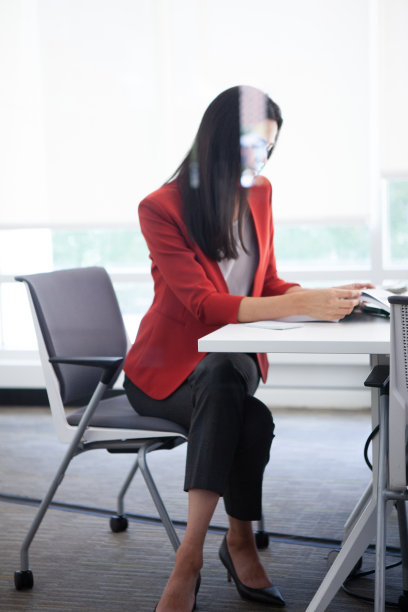 女人在办公室图片下载