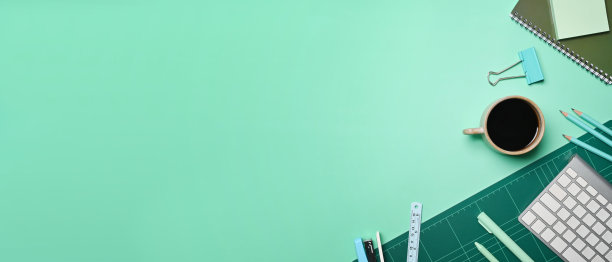 俯视图咖啡杯，键盘和文具在绿色背景。图片下载