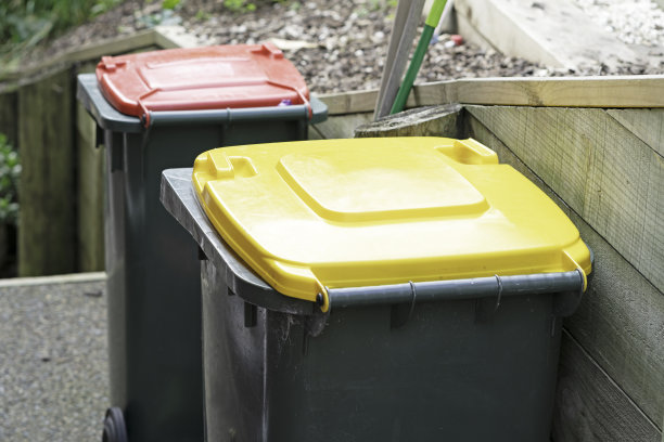 一个有黄色盖子的家用垃圾桶的特写镜头图片下载