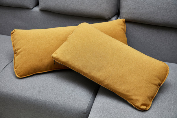 浅灰色沙发上的黄色垫子图片下载
