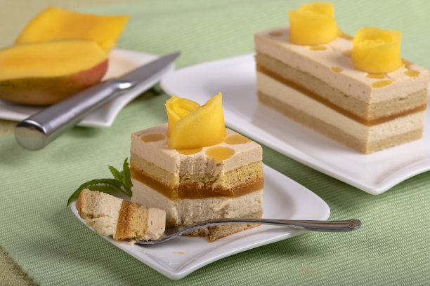 自制的芒果蛋糕放在盘子里。图片下载