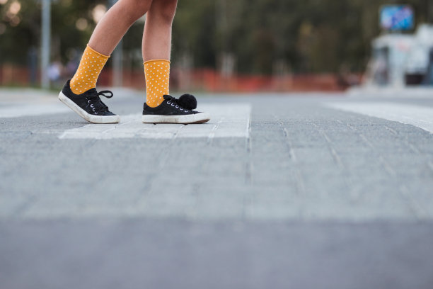 穿黄袜子的女孩过马路图片下载