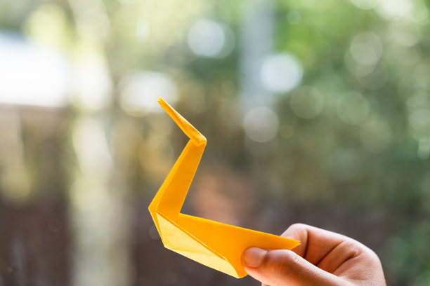 孩子拿着纸鹤。图片下载