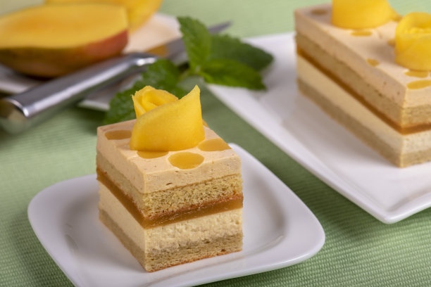 自制的芒果蛋糕放在盘子里。图片下载