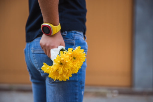 女孩们背着一束黄色的花图片下载