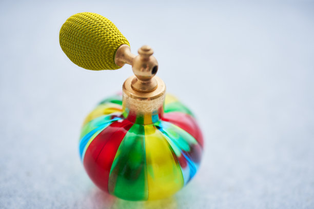 色彩斑斓的香水瓶图片下载