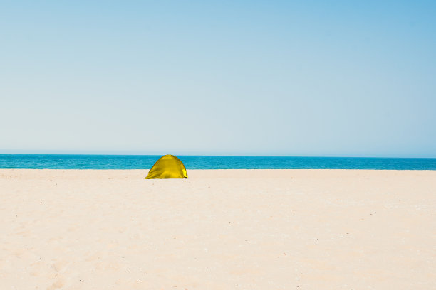 海滩上的黄色露营帐篷图片下载