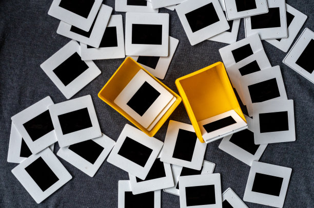 一个黄色的盒子，里面装着灰色背景的照片幻灯片图片下载