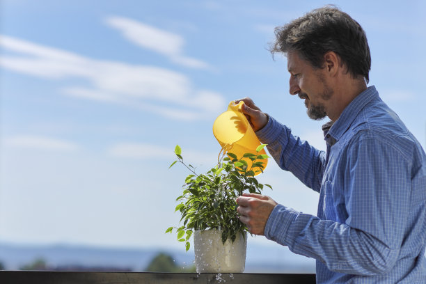 浇水的人图片下载