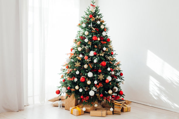 圣诞树上有礼物、彩灯、花环装饰新年图片下载