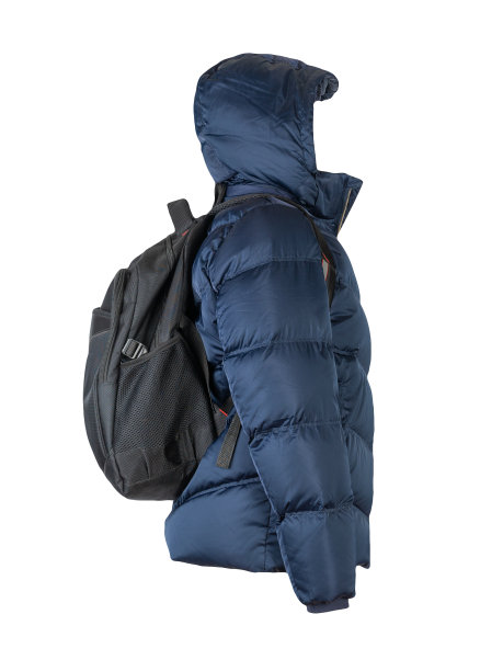 黑色背包，红色外套，孤立在白色背景下。图片下载